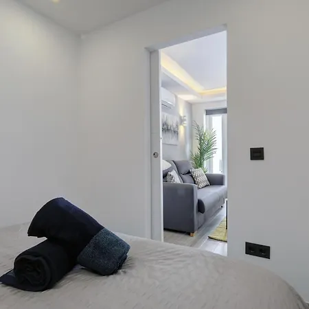 One Bedroom Walking Distance To Puerto Banus * Marbellac