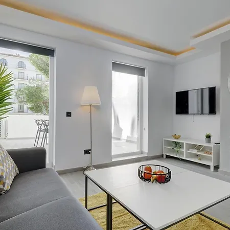 One Bedroom Walking Distance To Puerto Banus *